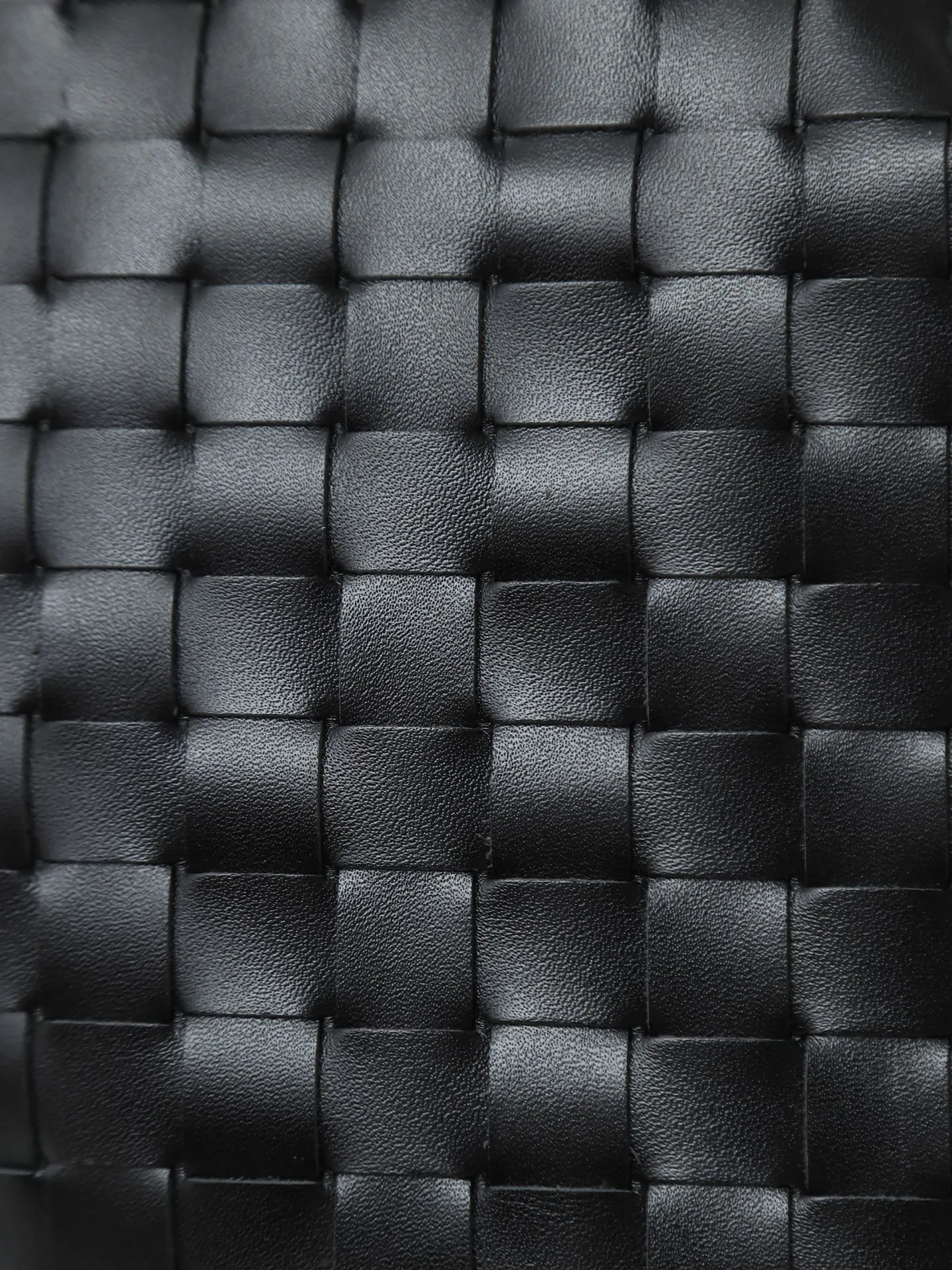 1180. #Bv’s new medium size HO 796262. The bag body and handles are made of a whole piece of woven leather. The bag body is soft and lazy. Ho symbolizes the praise of innovation and eternal craftsmanship [love]. The pyramid silhouette combines practicality and fashion. It is modern and casual. The double-sided closure design of the bag mouth is more convenient and safe! Made of soft cowhide and full of texture, this is a must-have for fashionable ladies who like minimalism, comfort and casualness! Dimensions: 46x21x10